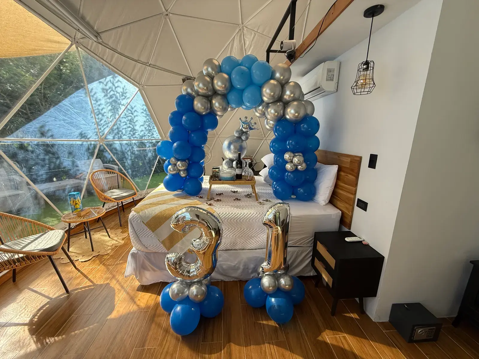 Domo de Macas Moon decorado para un cumpleaños con globos azules y plateados